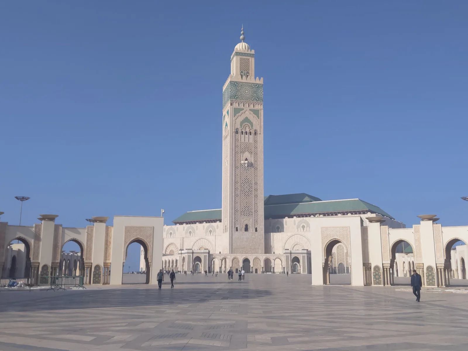 مسجد الحسن الثاني وساحته في الدار البيضاء